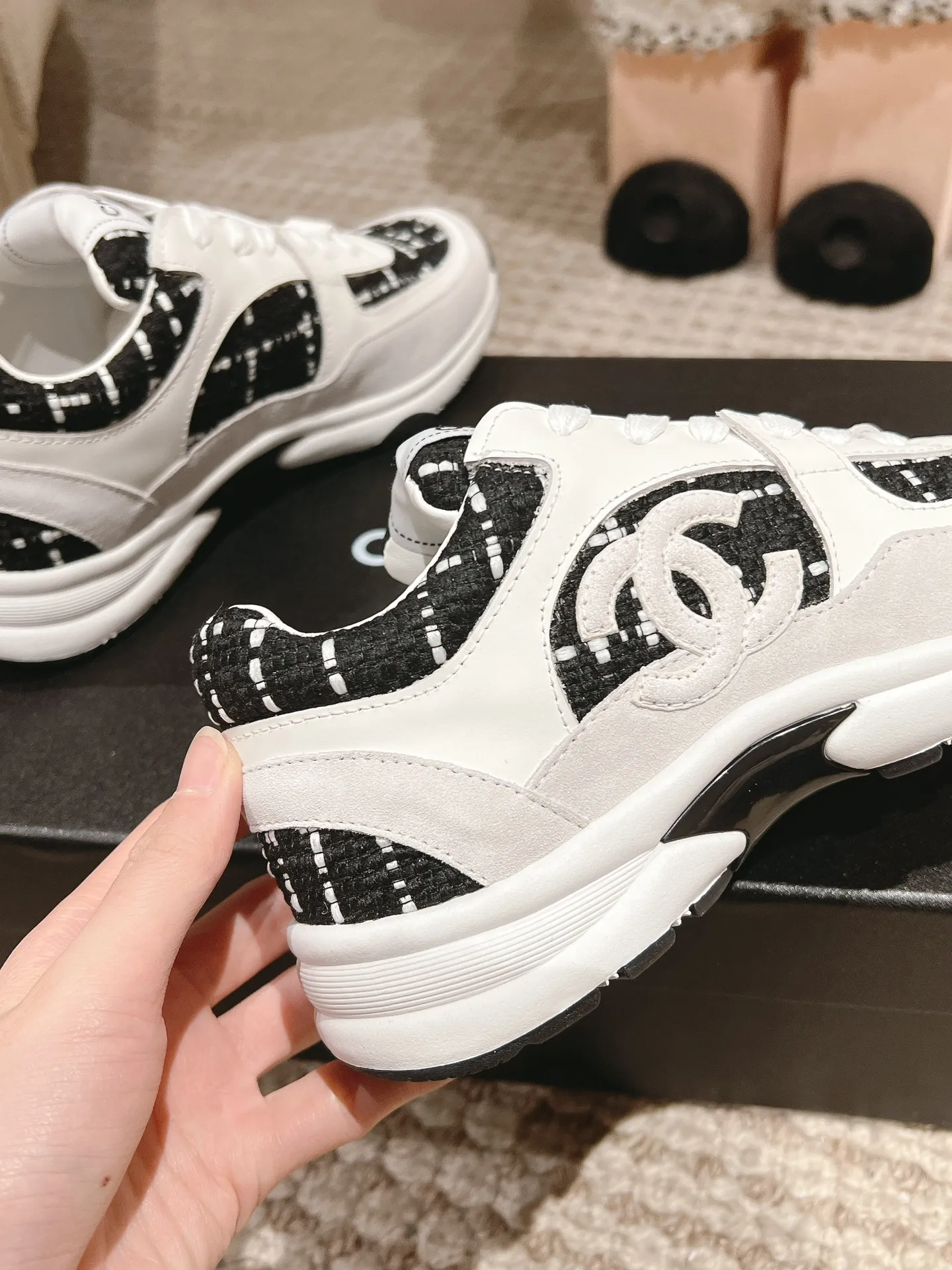 👟👟Ex-factory price 560👟👟 Men’s size +10, women’s size: 35-41#, men’s size: 39/45# The most popular product in 2024, the Chanel colored fabric series, is on sale now! Buy a 1:1 replica of the original. Every stitch and thread is of high standard. Regardless of the shape, comfort, materials, workmanship, and packaging, we have put in all the effort! Maybe we are not the cheapest on the market, but we are definitely the most cost-effective! Major celebrities and internet celebrities are rushing to buy them! You definitely deserve it!